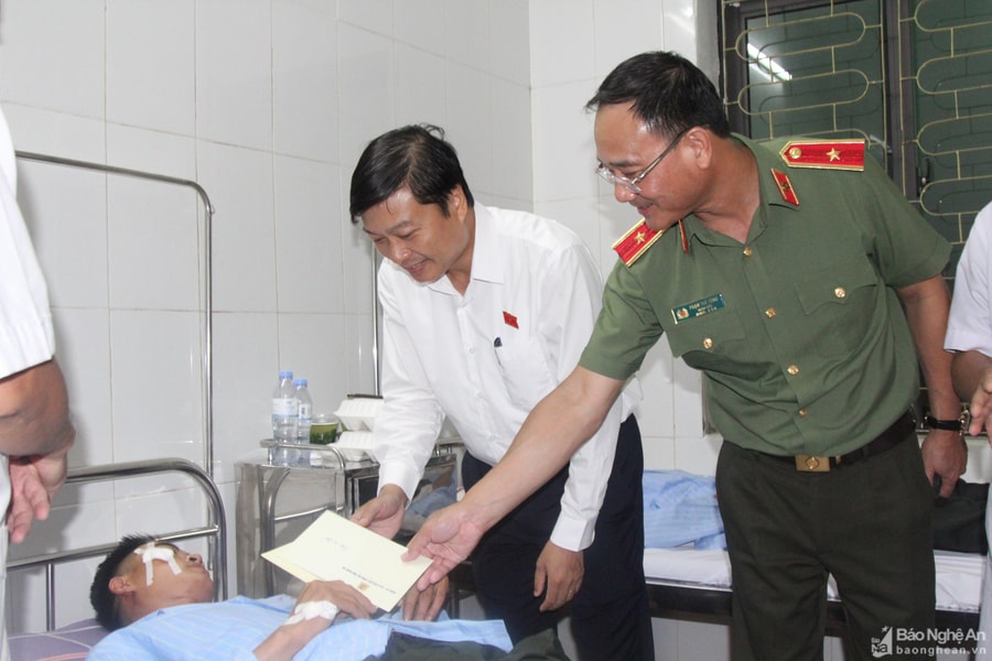 Phó Chủ tịch Thường trực UBND tỉnh Lê Hồng Vinh thăm, động viên chiến sỹ công an bị thương trong khi làm nhiệm vụ