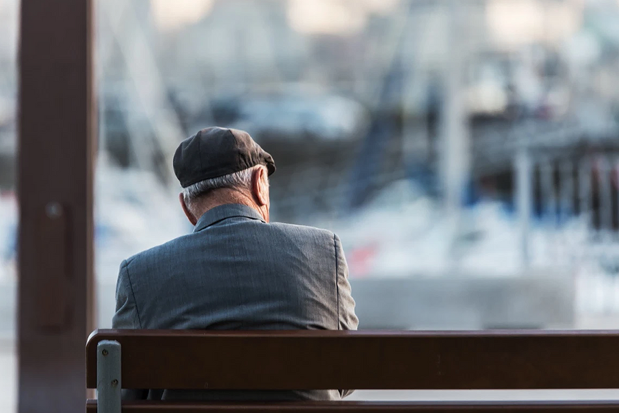Người già cô đơn