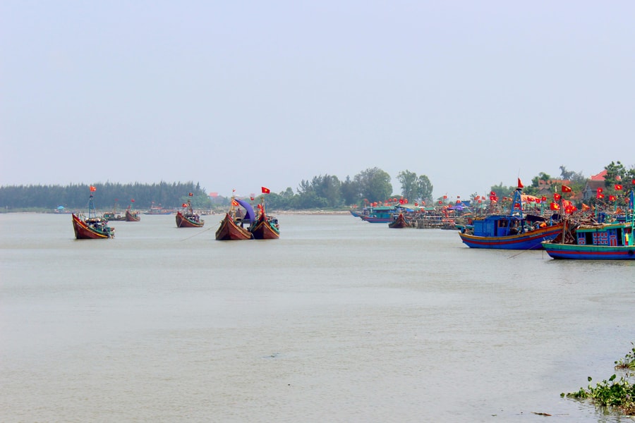 Giá xăng dầu giảm mức khả quan tạo động lực cho ngư dân Nghệ An bám biển