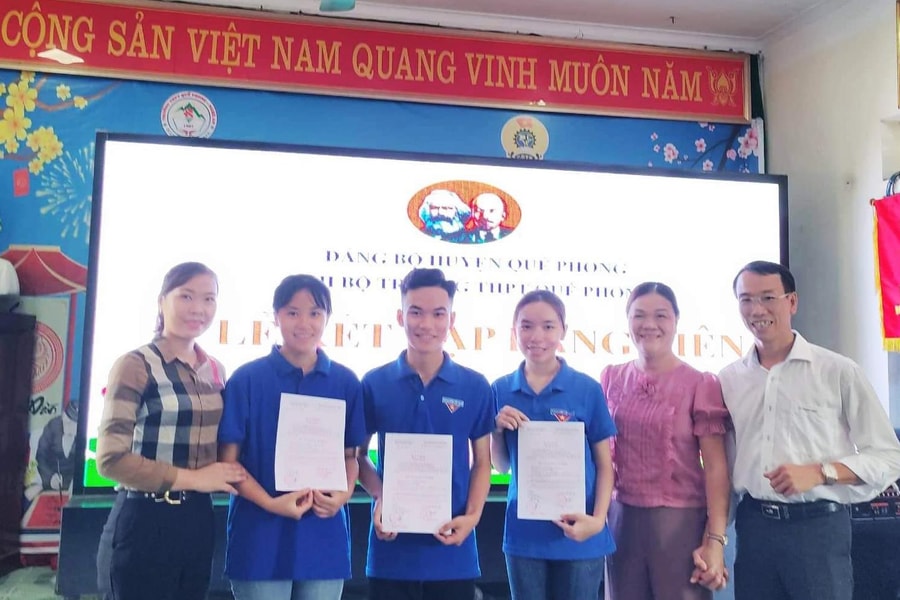 3 học sinh huyện miền núi Quế Phong được kết nạp vào Đảng