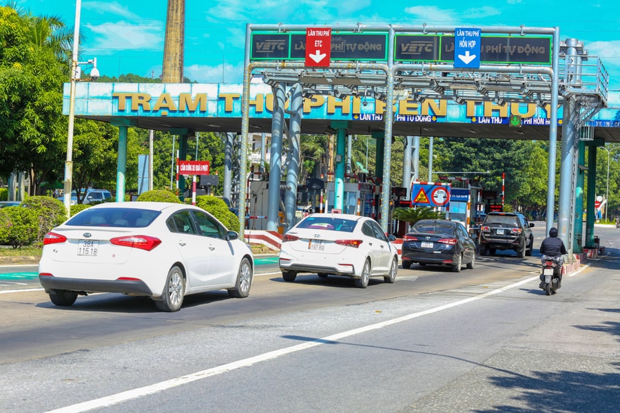 Nghệ An: Ùn ứ ở làn phương tiện chưa dán thẻ thu phí không dừng