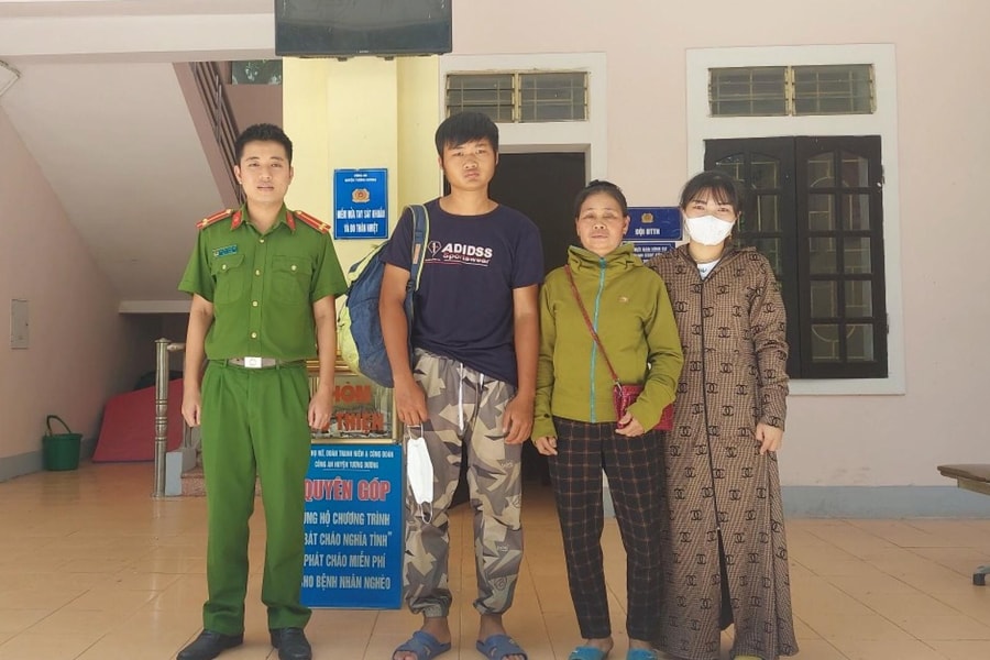 Nghệ An: Xúc động khoảnh khắc gặp lại người thân sau 10 năm thất lạc ở nước ngoài