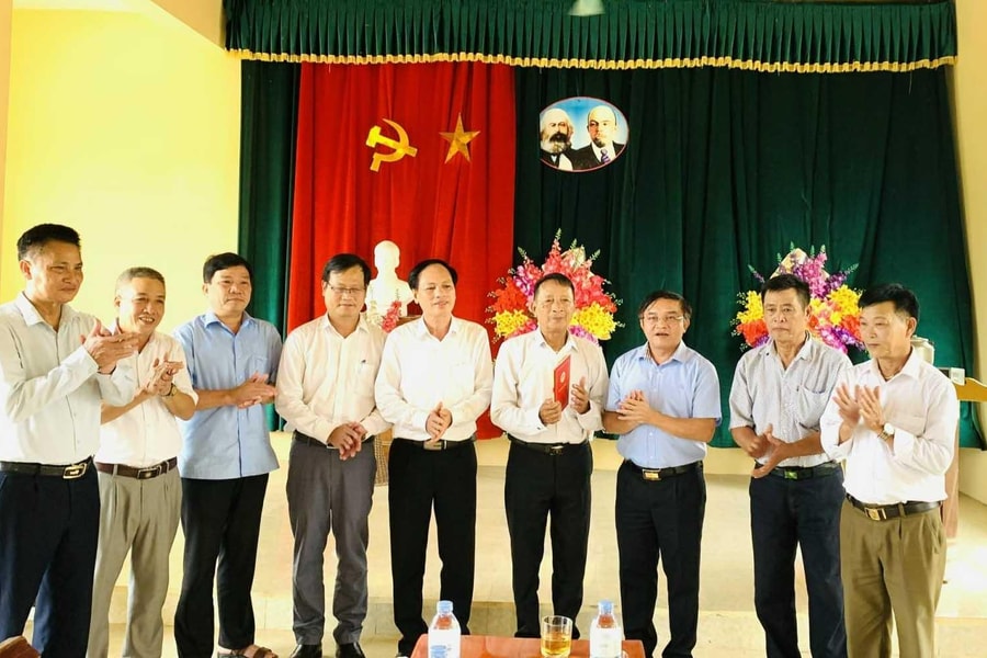 Ban Dân vận Tỉnh ủy thăm, tặng quà xóm giáo toàn tòng 