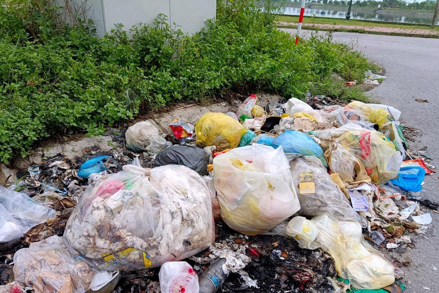 Hồ điều hòa thành phố Vinh ngập rác những ngày cuối tuần