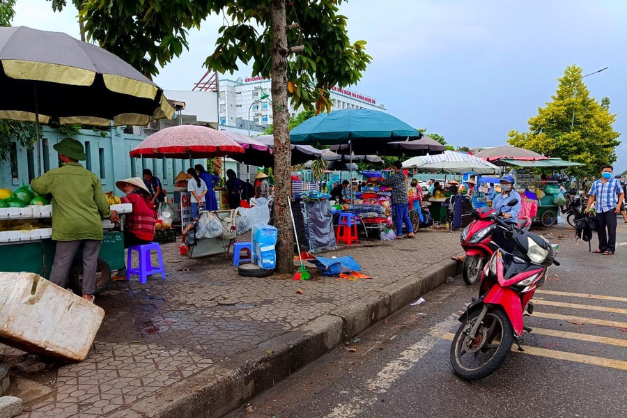 Nan giải nạn lấn chiếm vỉa hè tràn lan trước các bệnh viện ở thành phố Vinh