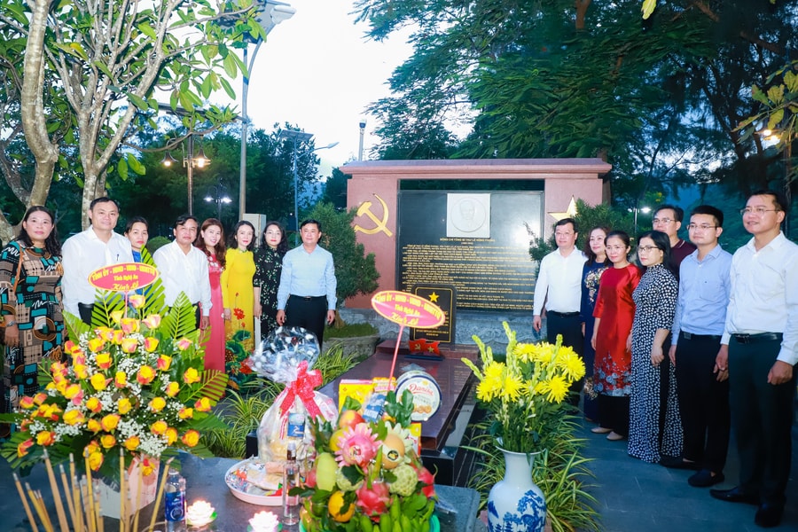 Lãnh đạo tỉnh Nghệ An dâng hương tưởng niệm đồng chí Lê Hồng Phong tại Nghĩa trang Hàng Dương (Côn Đảo)