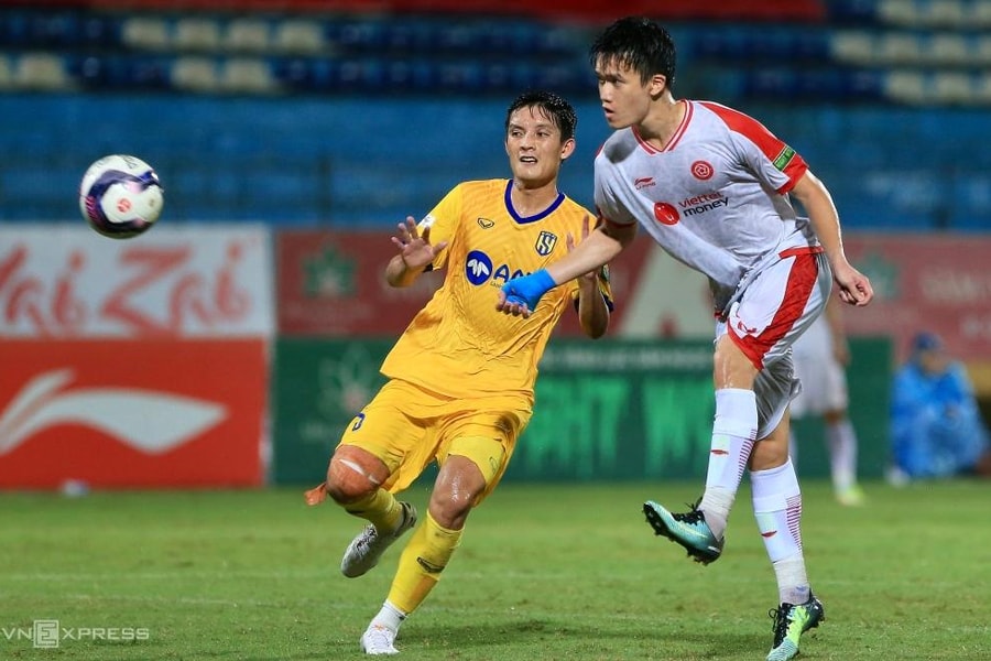 Man Utd chi 70 triệu USD để mua Casemiro; HLV Viettel khen Hoàng Đức tấn công tuyệt vời