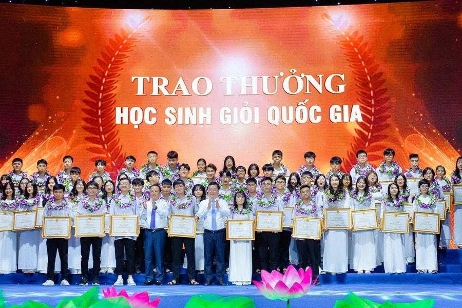 Xem 140 học sinh Nghệ An đạt giải cao tại các kỳ thi được UBND tỉnh khen thưởng