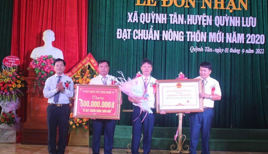 Quỳnh Tân (Quỳnh Lưu) đón Bằng công nhận xã đạt chuẩn nông thôn mới