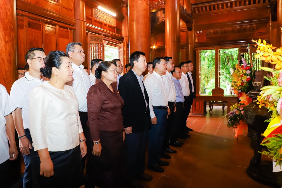 Văn phòng Phủ Thủ tướng Lào và Văn phòng Chính phủ Việt Nam dâng hương tưởng niệm Chủ tịch Hồ Chí Minh