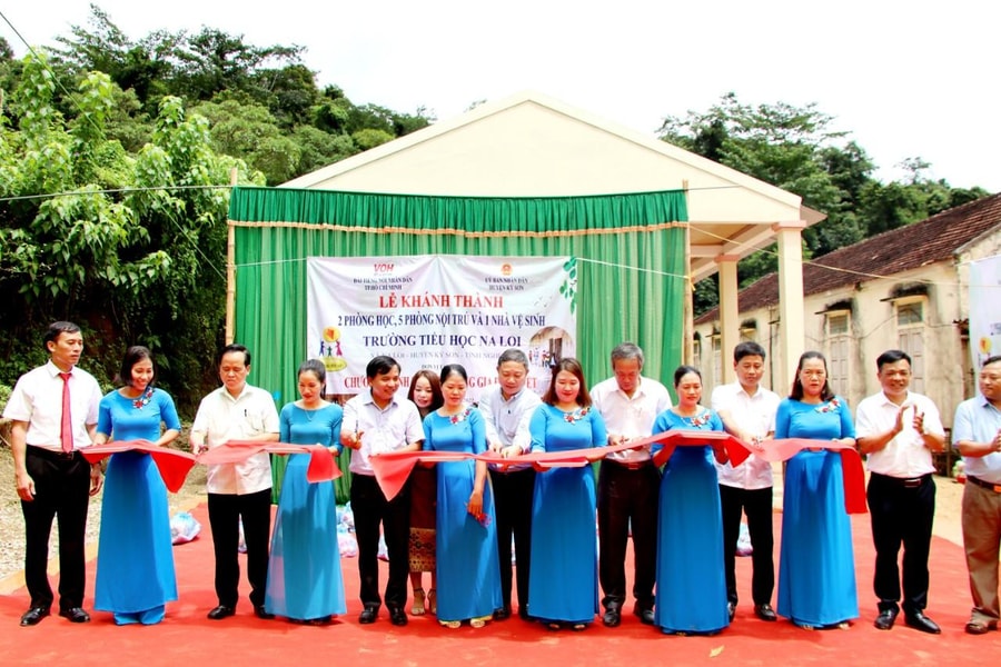 Đài Tiếng nói nhân dân Thành phố Hồ Chí Minh trao tặng phòng học, phòng nội trú cho học sinh huyện Kỳ Sơn