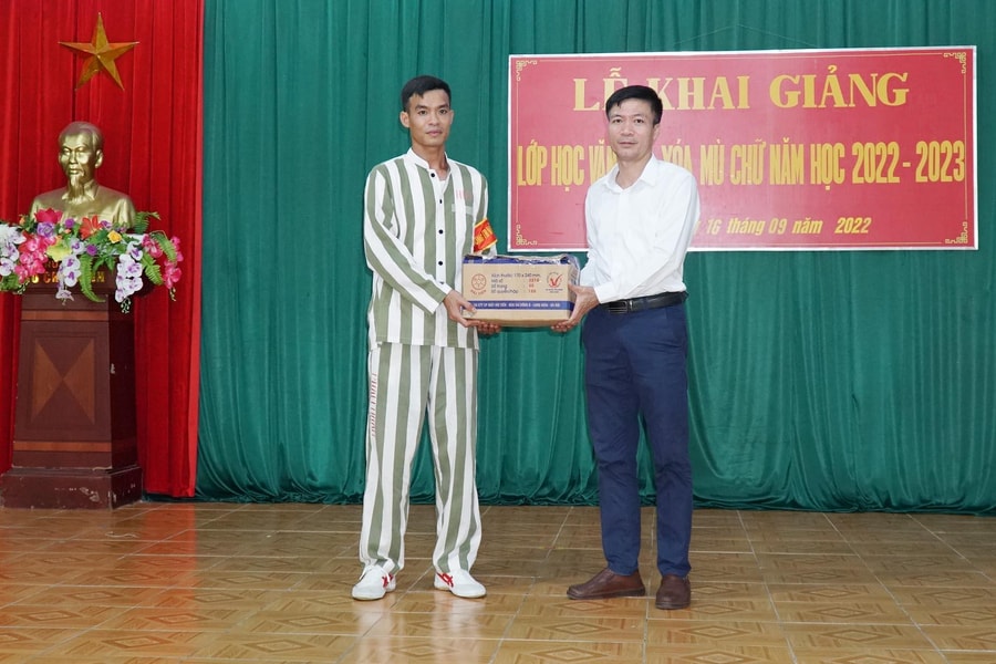 Khai giảng lớp học xoá mù chữ cho các phạm nhân tại Trại giam số 3