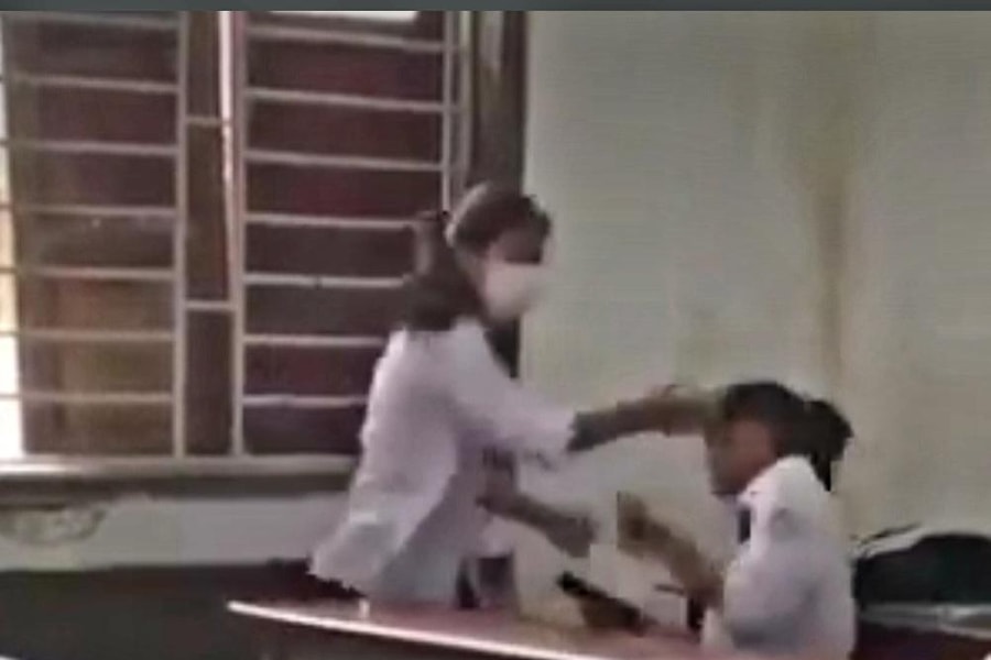 Công an điều tra việc nữ sinh lớp 10 tát bạn trong lớp học ở Nghệ An