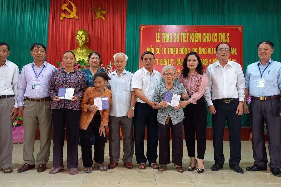 Trao hỗ trợ xây dựng 2 nhà tình nghĩa và 3 sổ tiết kiệm cho gia đình thân nhân liệt sỹ ở thị xã Hoàng Mai