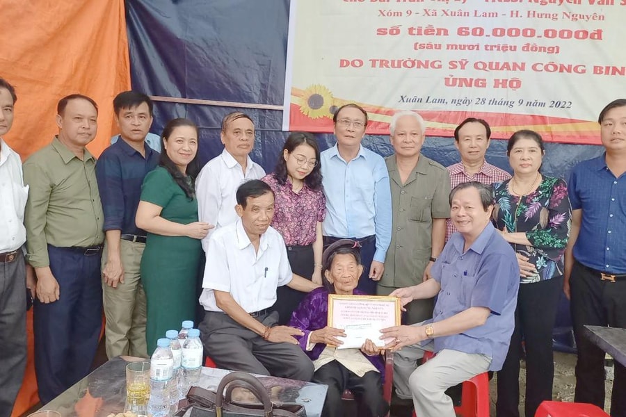 Hội Hỗ trợ gia đình liệt sĩ Việt Nam trao tiền xây dựng 2 nhà tình nghĩa ở huyện Hưng Nguyên 