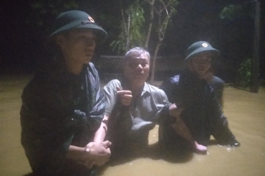 Bộ đội Nghệ An giúp dân chạy lũ trong đêm