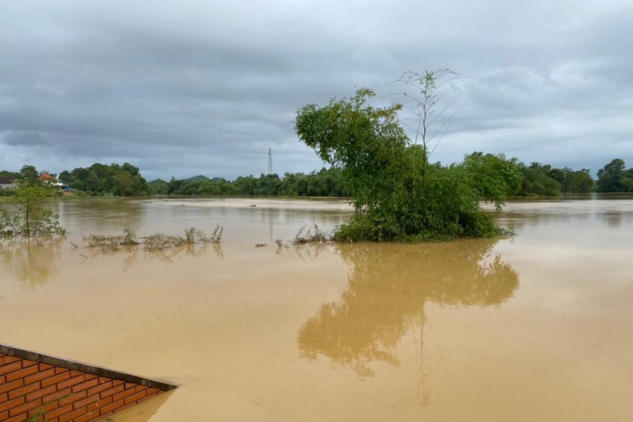 Thanh Chương ngập sâu, nhiều xã bị chia cắt, 1 người bị nước cuốn trôi