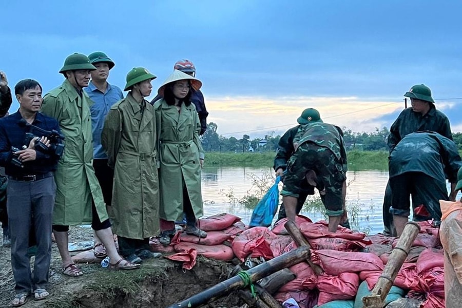 Trắng đêm khắc phục xong sự cố vỡ đê ở Hưng Nguyên