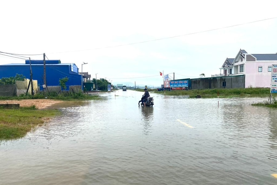 Bất chấp cảnh báo đường ngập, nhiều phương tiện vẫn liều mình vượt chốt