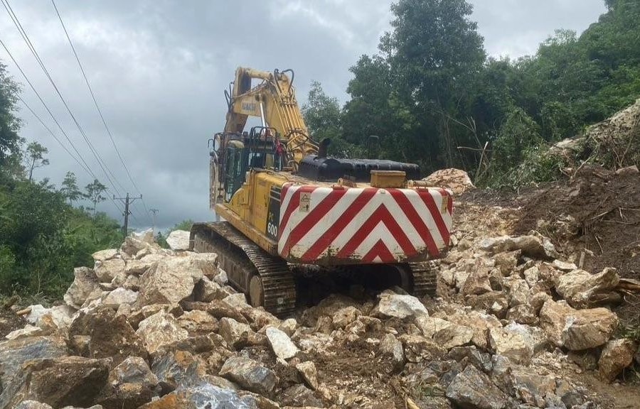 Hàng nghìn mét khối đất đá vẫn chắn ngang tuyến Quốc lộ 48E đoạn qua xã Tân Long (Tân Kỳ) 