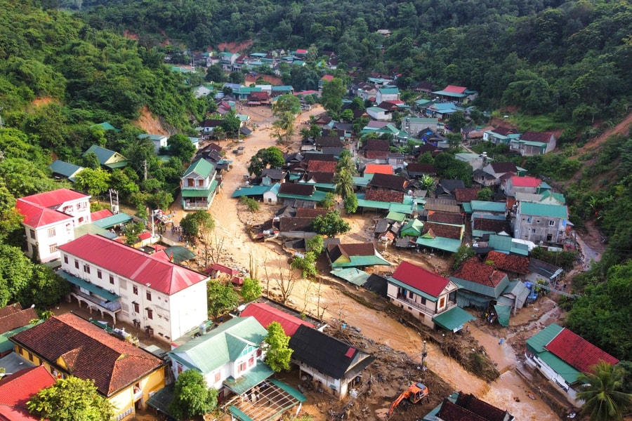  Bộ đội giúp người dân Mường Xén khắc phục tình trạng thiếu nước sinh hoạt