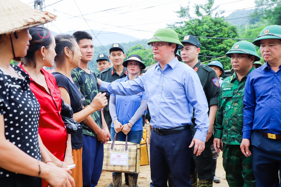 Chủ tịch UBND tỉnh Nguyễn Đức Trung thăm hỏi, động viên đồng bào bị thiệt hại do mưa lũ tại Kỳ Sơn