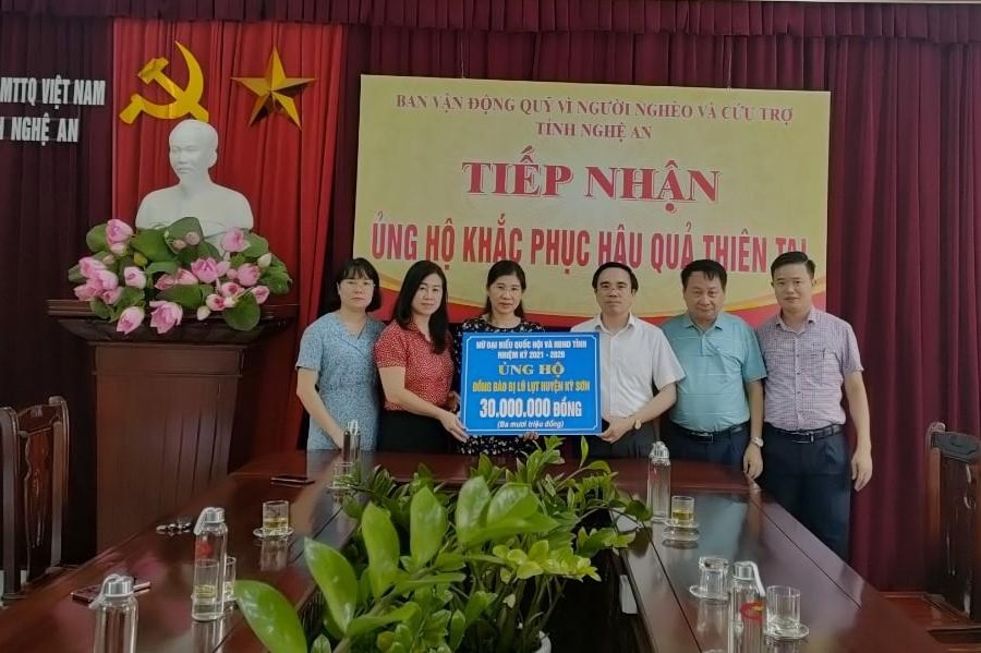 Ủy ban MTTQ tỉnh Nghệ An và Hội Chữ thập đỏ tiếp nhận, trao hàng hóa đến người dân vùng lũ lụt
