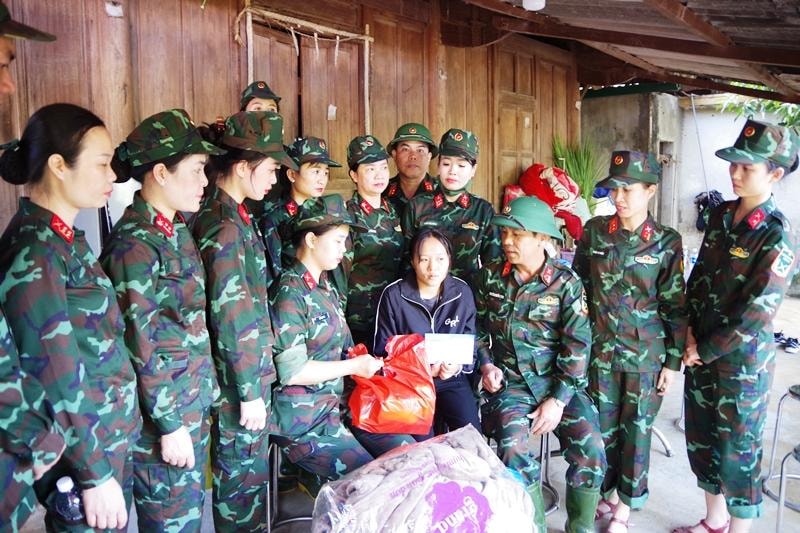 Hội phụ nữ Bộ CHQS Nghệ An thăm hỏi, động viên người dân vùng lũ Kỳ Sơn