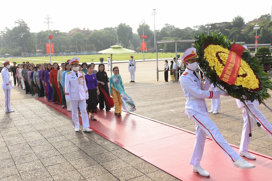 Đoàn đại biểu nữ lãnh đạo quản lý, nữ ĐBQH và HĐND tỉnh Nghệ An vào Lăng viếng Chủ tịch Hồ Chí Minh