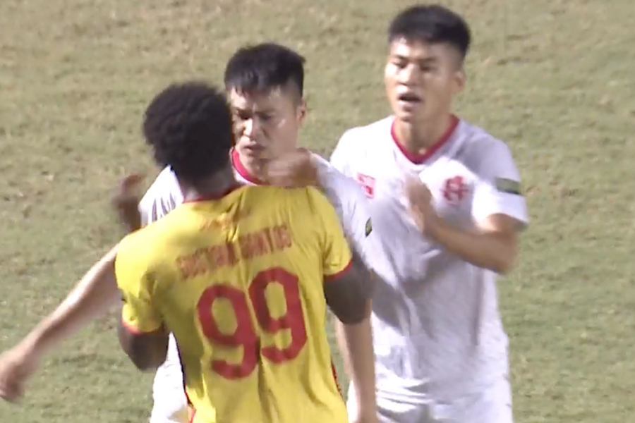 Trung vệ Hải Phòng thoát thẻ đỏ sau pha húc đầu; Tuyển nữ Việt Nam xếp hạng 34 thế giới