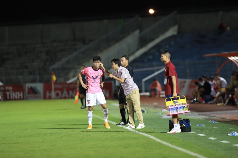 HLV Hà Nội FC đặt mục tiêu thắng Hải Phòng để làm quà Chủ tịch cưới hoa hậu; Hà Tĩnh di chuyển hành xác, mất 30 tiếng để đối đầu Bình Định