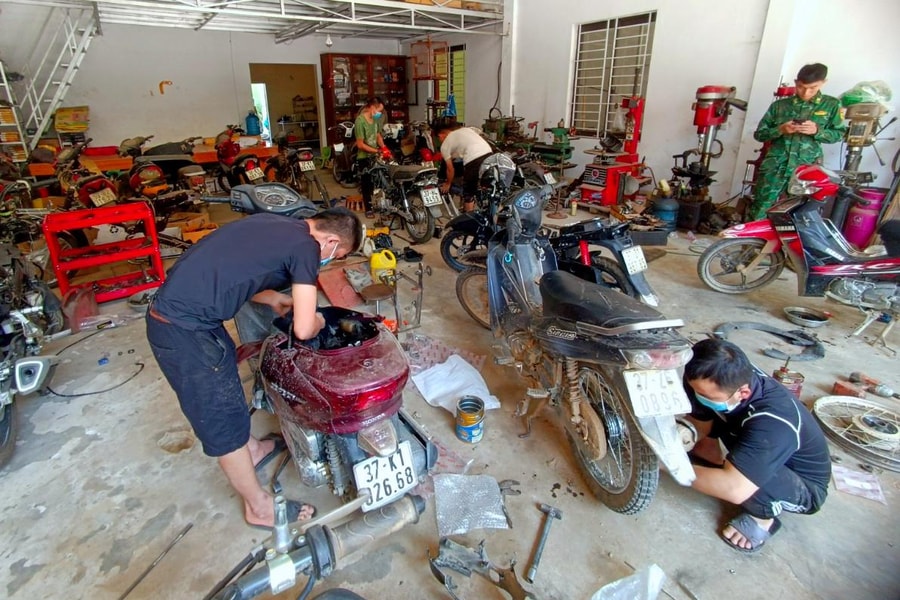 Dịch vụ sửa xe máy, đồ điện tử ở phố núi Kỳ Sơn quá tải sau trận lũ quét 