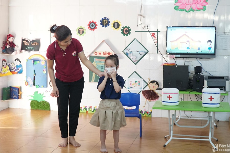 Các trường học tăng cường công tác phòng dịch cho trẻ khi giao mùa