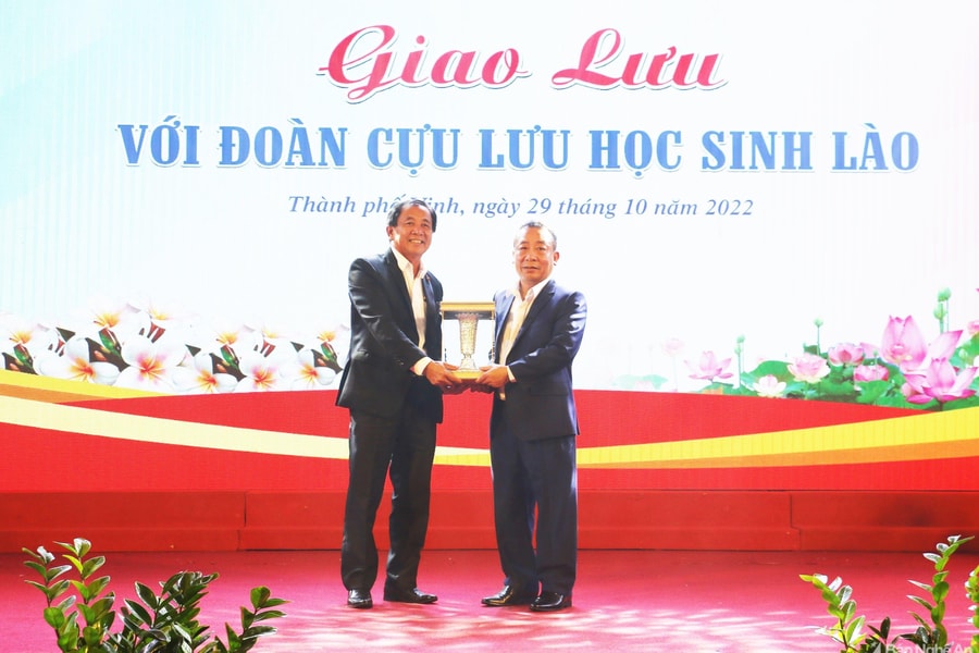 UBND tỉnh Nghệ An tổ chức giao lưu với cựu học sinh Lào sang thăm trường cũ và thầy cô Việt Nam