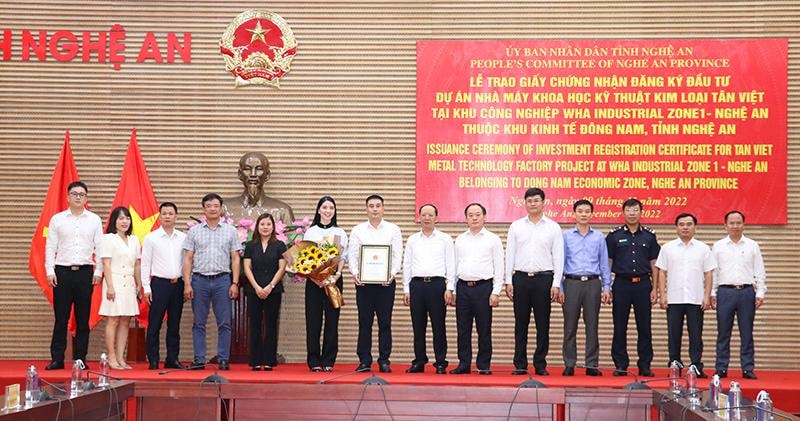 Nghệ An: Trao giấy chứng nhận đầu tư dự án 125 triệu USD vào khu kinh tế Đông Nam