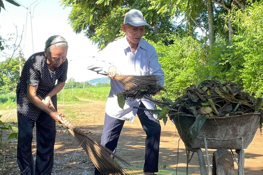 Vợ chồng ông lão 20 năm cần mẫn quét rác cho xóm 