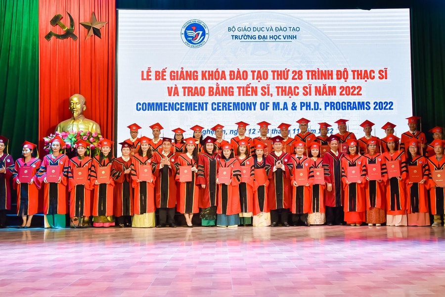 Trường Đại học Vinh tổ chức trao bằng tiến sĩ, thạc sĩ