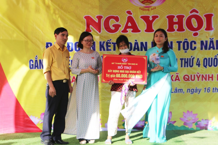 Đại biểu Quốc hội tiếp xúc cử tri, dự Ngày hội Đại đoàn kết tại huyện Quỳnh Lưu