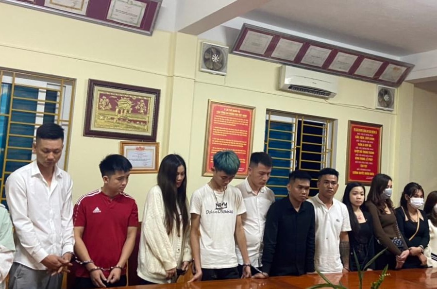 Bắt 14 ‘nam thanh nữ tú’ dùng ma túy trong quán karaoke