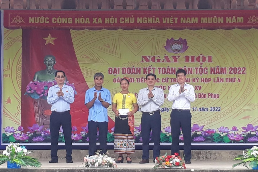 Đoàn Đại biểu Quốc hội tỉnh dự ngày hội Đại đoàn kết toàn dân tộc tại Con Cuông