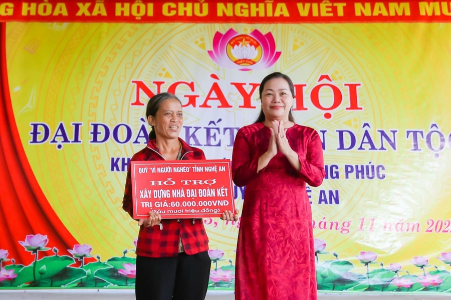 Trưởng ban Tuyên giáo Tỉnh ủy dự ngày hội Đại đoàn kết tại Hưng Nguyên 