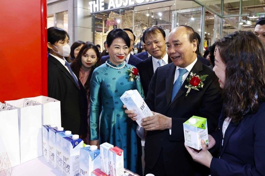 Chủ tịch nước Nguyễn Xuân Phúc thăm gian hàng TH ở Tuần lễ hàng Việt Nam tại Thái Lan 