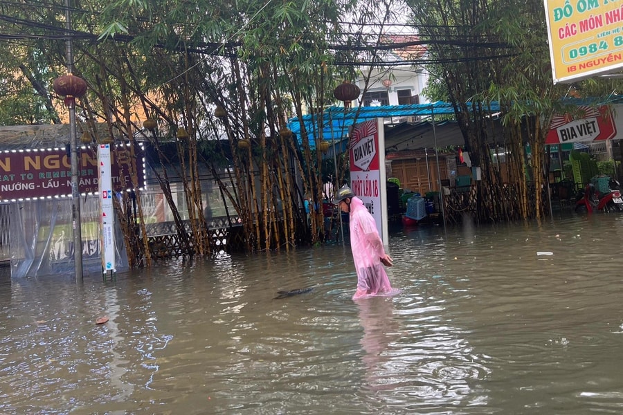 Phố đi bộ Nguyễn Tài và nhiều nhà dân ngập băng trong mưa