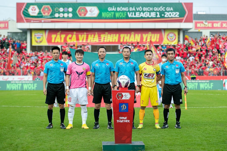 Trọng tài bóng đá đầu tiên của Nghệ An nhận danh hiệu Còi vàng 2022