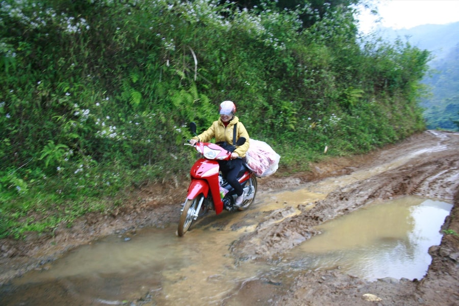 Bộ Tài chính trả lời về tiền xăng xe cho viên chức đi công tác 