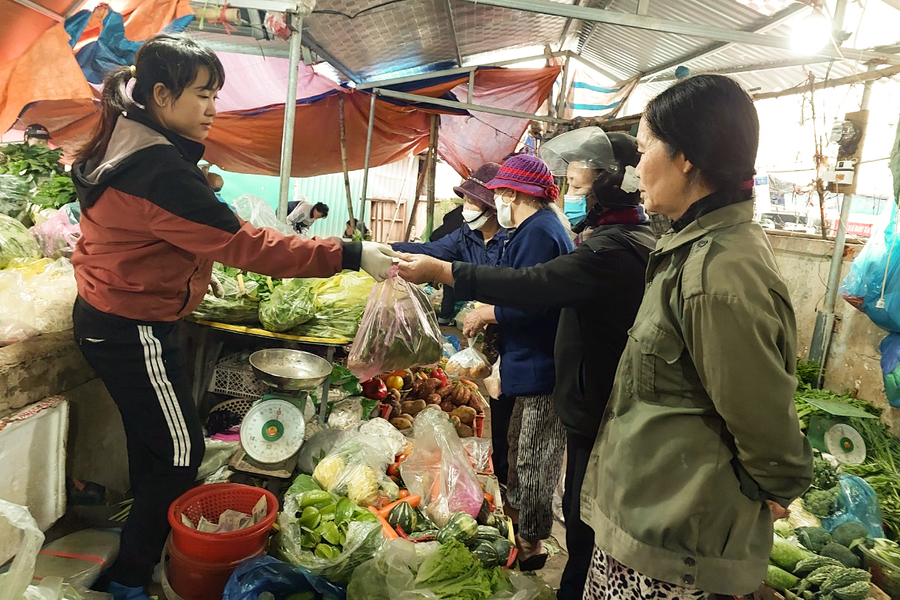 Nghệ An: Rau xanh khan hàng, giá tăng 'chóng mặt'