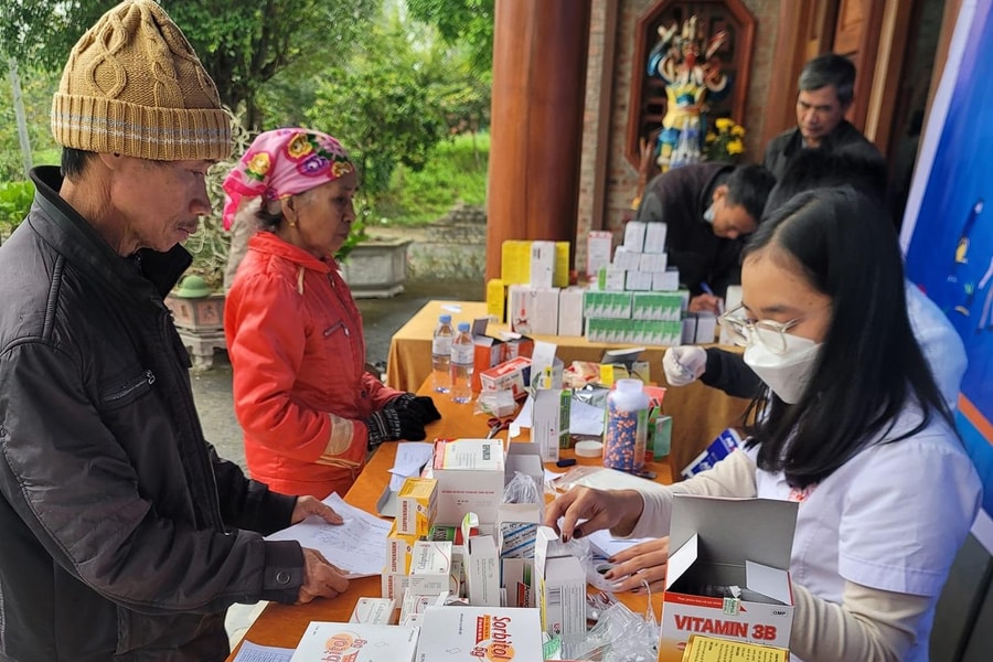 Khám và cấp phát thuốc miễn phí hơn 200 người dân ở Nam Đàn 