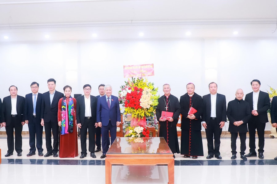 Bí thư Trung ương Đảng, Chủ tịch Ủy ban Trung ương Mặt trận Tổ quốc Việt Nam Đỗ Văn Chiến chúc mừng Giáng sinh tại Tòa Giám mục Giáo phận Vinh