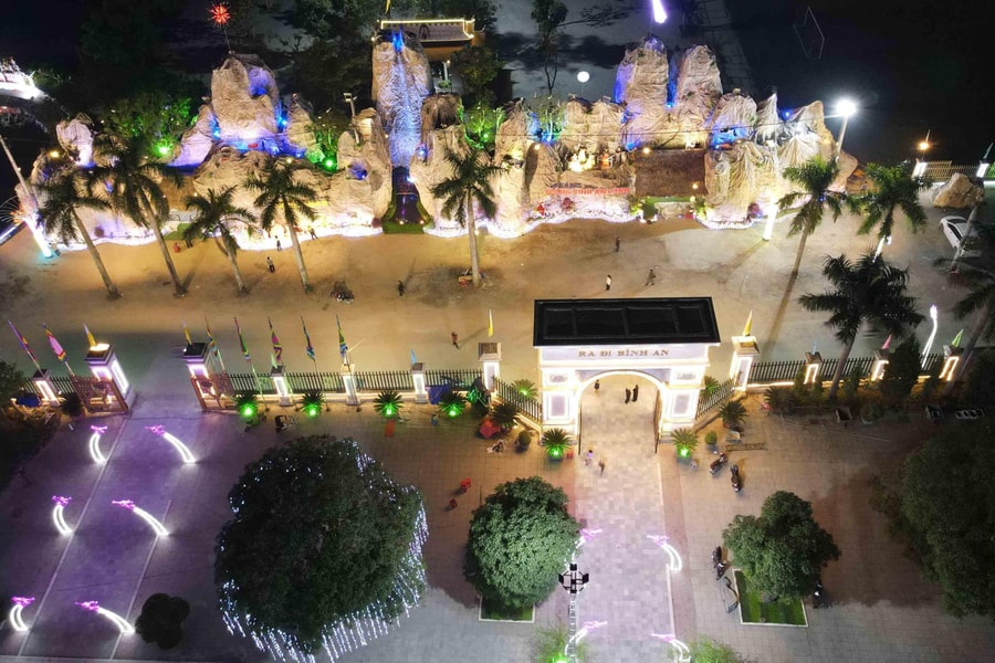 Chiêm ngưỡng hang đá độc, lạ đón Giáng sinh ở Giáo xứ Kẻ Gai