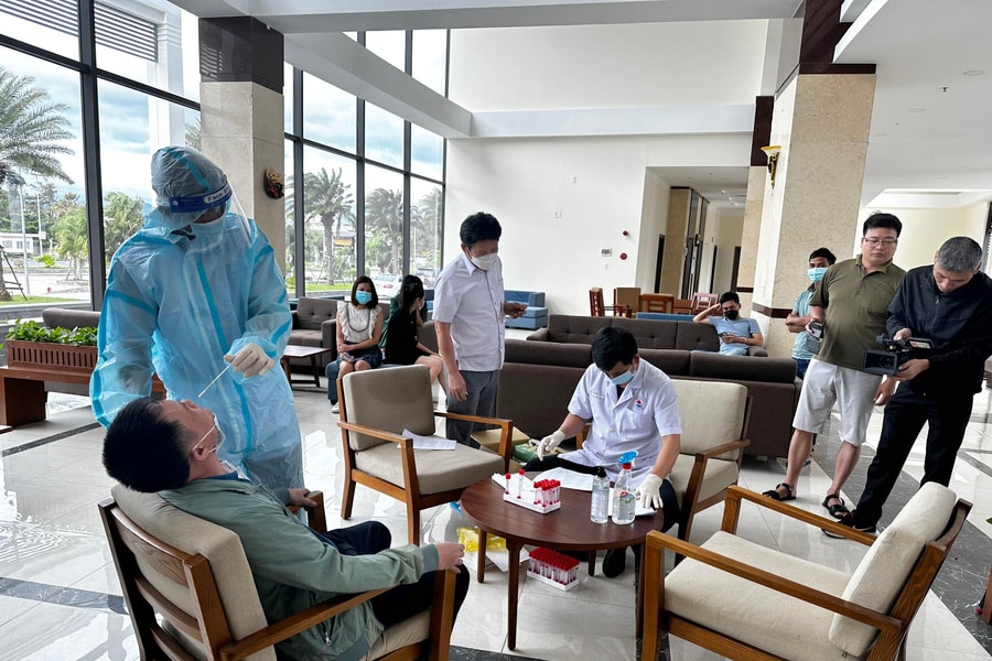 Khám sàng lọc cho cán bộ, phóng viên trước khi lên đường ra đảo Trường Sa